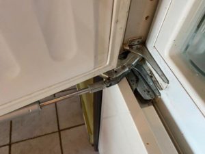 Замена петли холодильника Liebherr