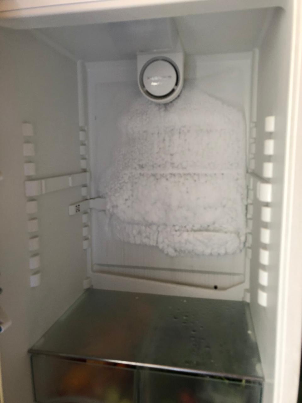 Почему в холодильнике намерзает снег. Холодильник Liebherr испаритель. Холодильник Либхер намораживает. Задняя стенка холодильника Liebherr. Морозилка Либхер задняя стенка.