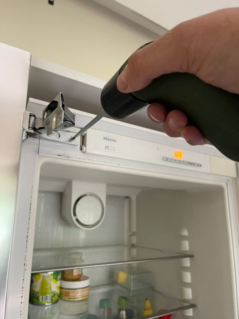замена петель холодильника либхер