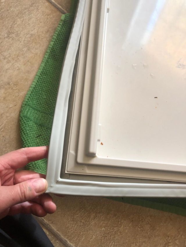 Замена уплотнителя двери холодильника Liebherr