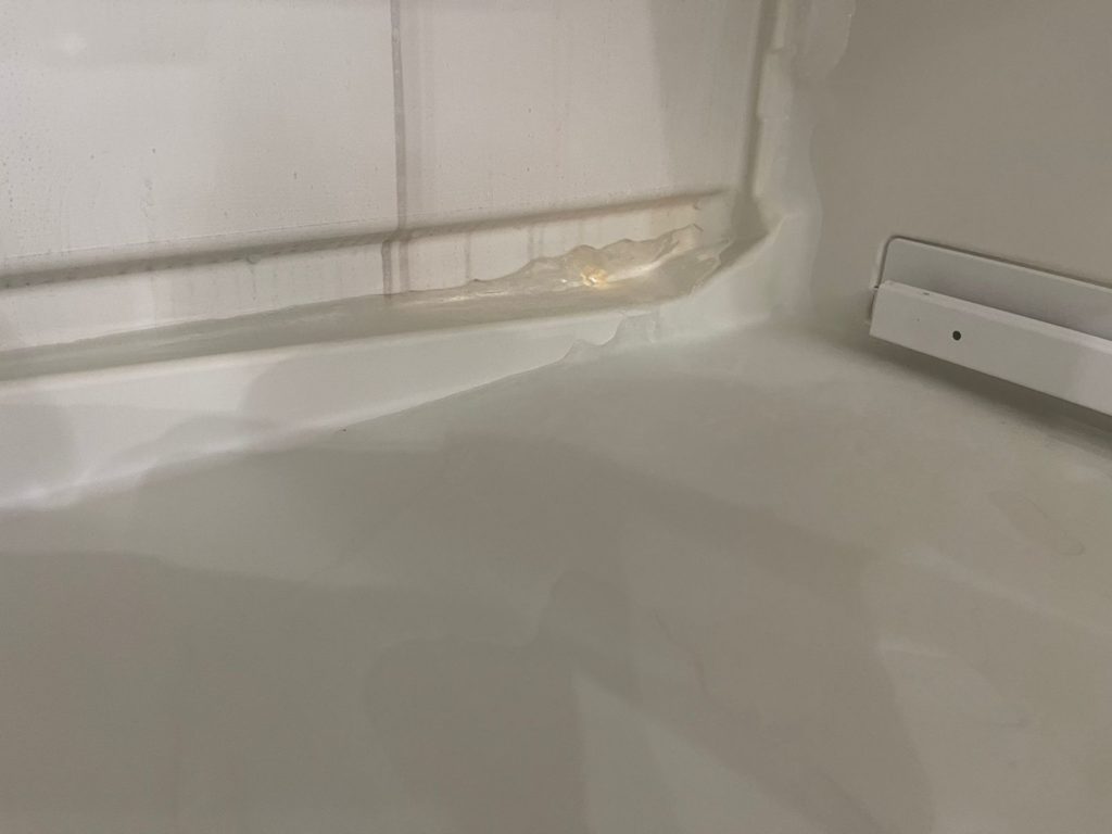 Лед в холодильнике